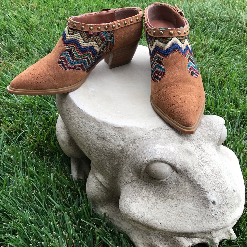 Western Booties Suede w/beautiful tapestry